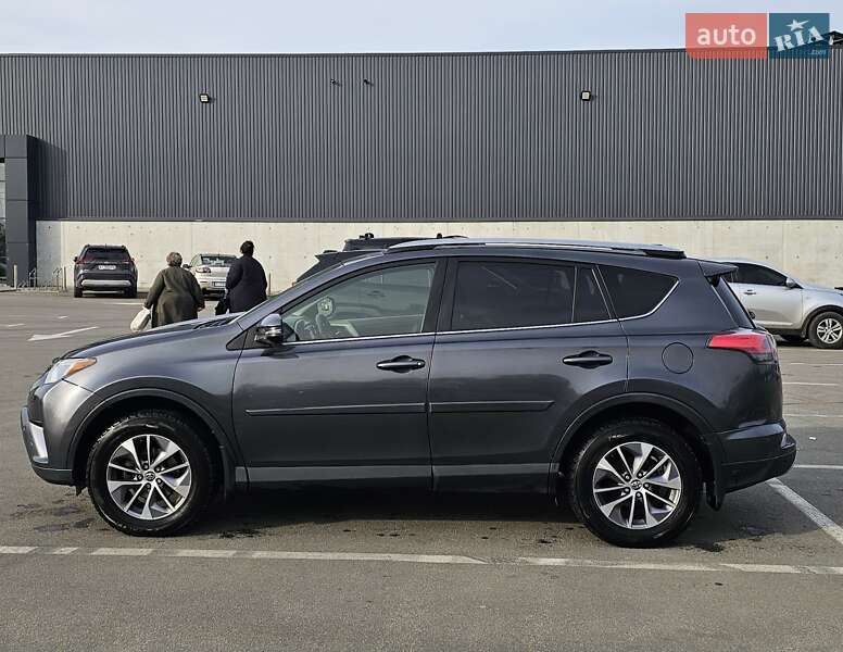 Внедорожник / Кроссовер Toyota RAV4 2018 в Ирпене