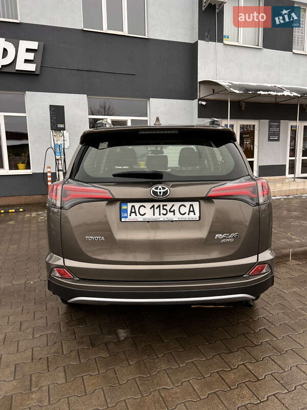Внедорожник / Кроссовер Toyota RAV4 2017 в Луцке