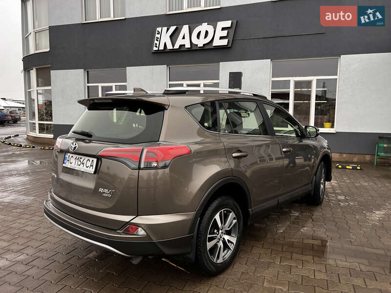 Внедорожник / Кроссовер Toyota RAV4 2017 в Луцке