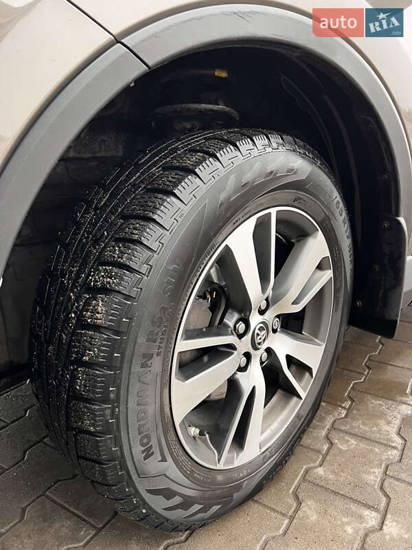 Внедорожник / Кроссовер Toyota RAV4 2017 в Луцке
