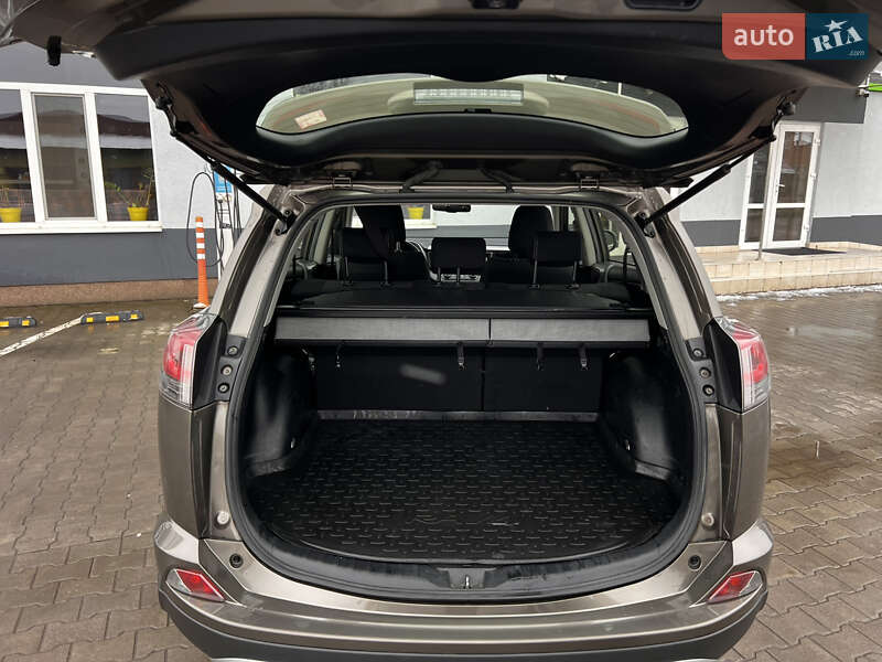 Внедорожник / Кроссовер Toyota RAV4 2017 в Луцке