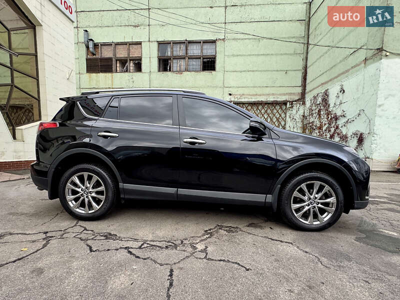 Внедорожник / Кроссовер Toyota RAV4 2016 в Киеве