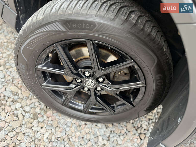 Внедорожник / Кроссовер Toyota RAV4 2018 в Киеве