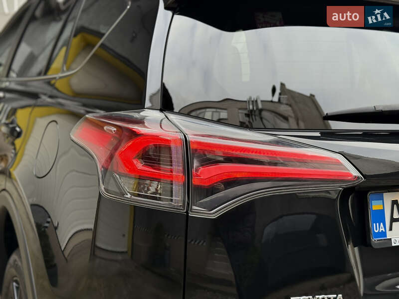 Внедорожник / Кроссовер Toyota RAV4 2018 в Киеве