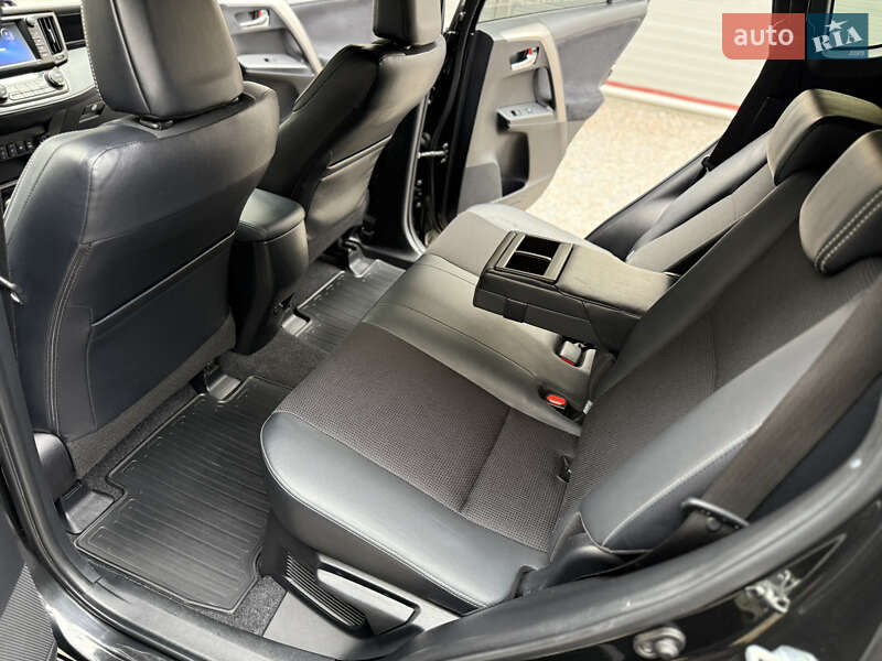 Внедорожник / Кроссовер Toyota RAV4 2018 в Киеве