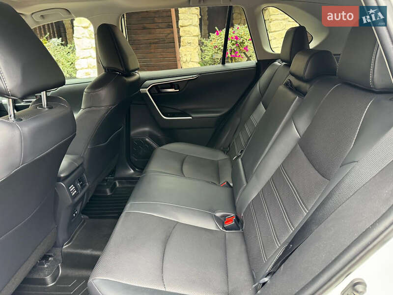 Позашляховик / Кросовер Toyota RAV4 2020 в Львові