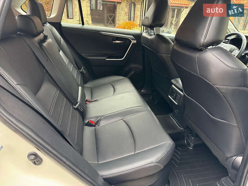 Позашляховик / Кросовер Toyota RAV4 2020 в Львові