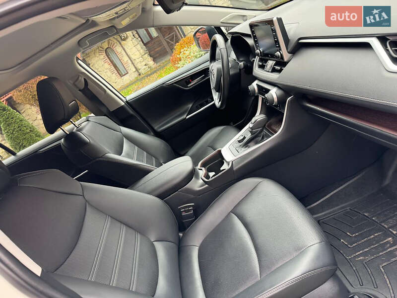 Позашляховик / Кросовер Toyota RAV4 2020 в Львові