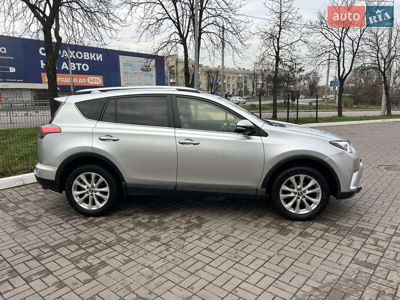 Позашляховик / Кросовер Toyota RAV4 2016 в Києві