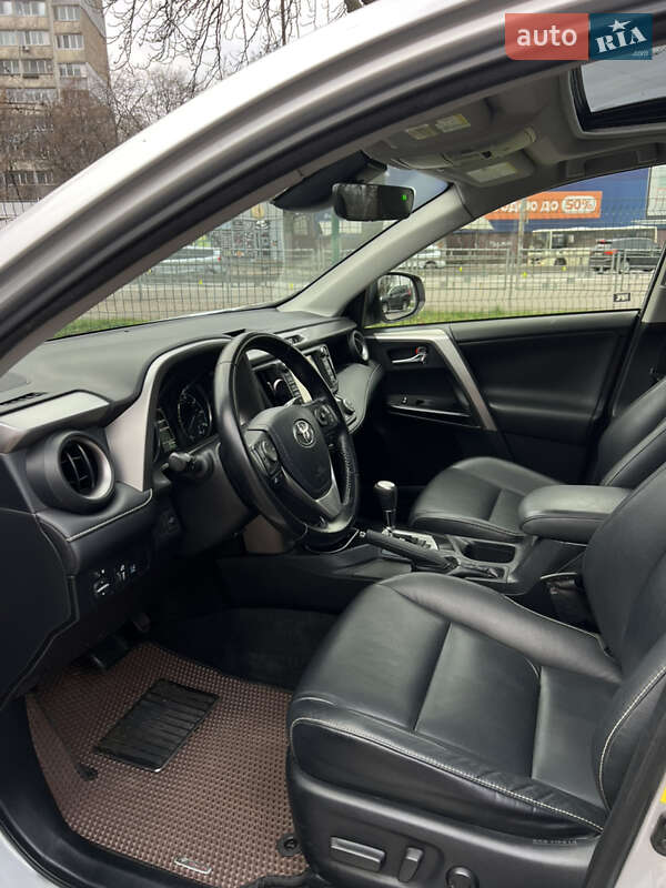 Позашляховик / Кросовер Toyota RAV4 2016 в Києві