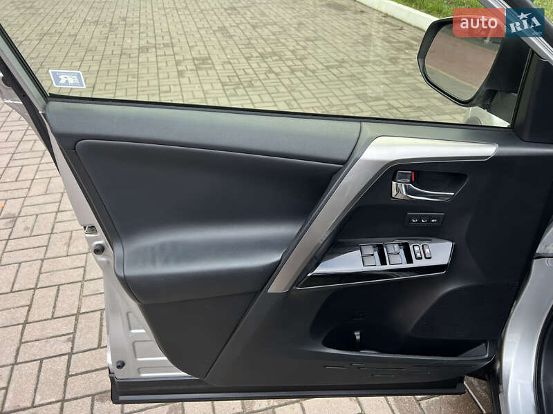 Позашляховик / Кросовер Toyota RAV4 2016 в Києві