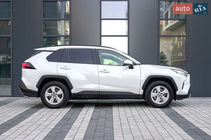 Внедорожник / Кроссовер Toyota RAV4 2021 в Львове