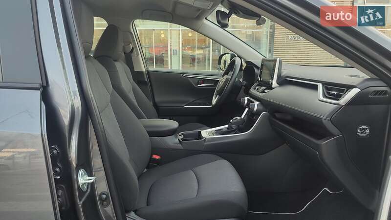 Внедорожник / Кроссовер Toyota RAV4 2020 в Киеве