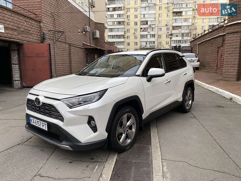 Внедорожник / Кроссовер Toyota RAV4 2020 в Киеве