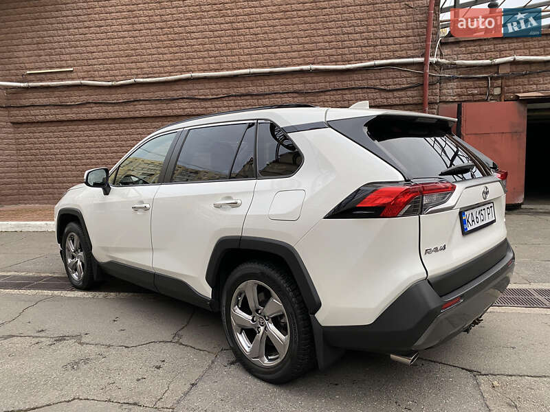 Внедорожник / Кроссовер Toyota RAV4 2020 в Киеве