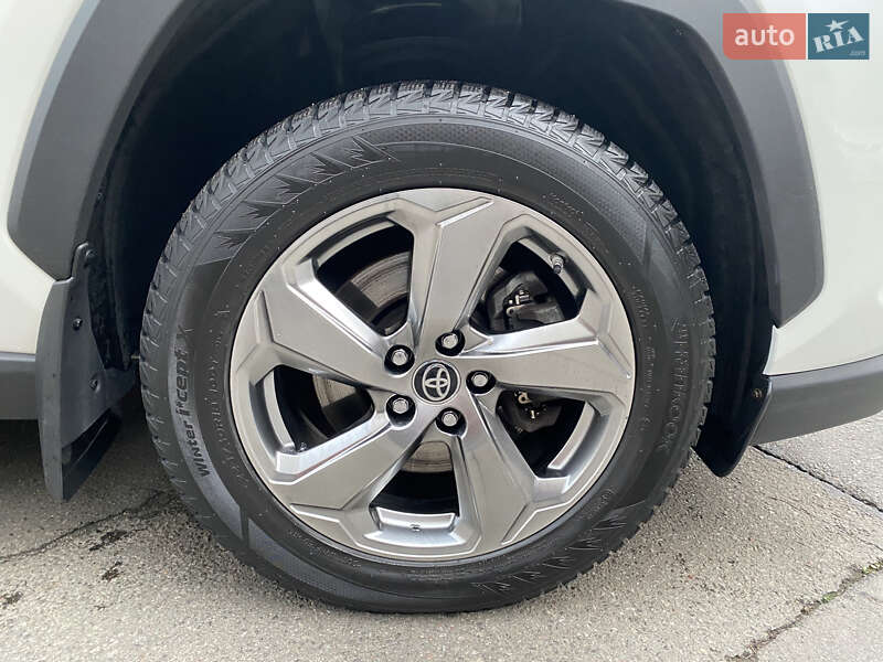 Внедорожник / Кроссовер Toyota RAV4 2020 в Киеве