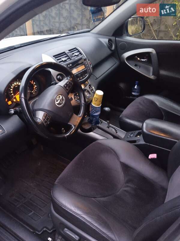 Внедорожник / Кроссовер Toyota RAV4 2010 в Киеве