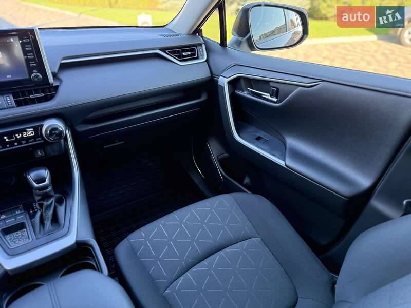 Позашляховик / Кросовер Toyota RAV4 2020 в Дніпрі