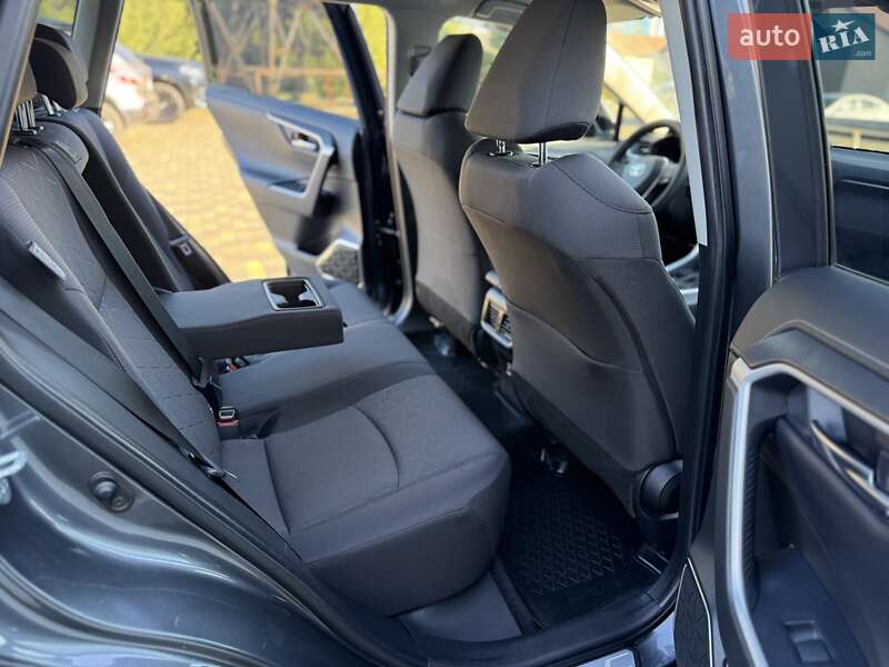 Позашляховик / Кросовер Toyota RAV4 2020 в Дніпрі