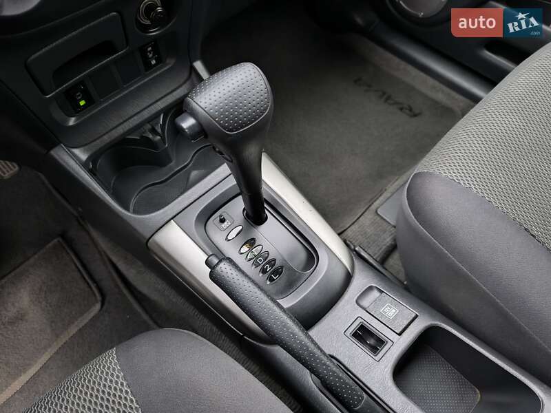 Позашляховик / Кросовер Toyota RAV4 2003 в Києві