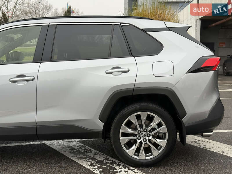 Позашляховик / Кросовер Toyota RAV4 2024 в Києві
