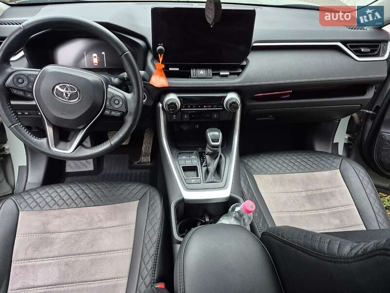 Внедорожник / Кроссовер Toyota RAV4 2023 в Ильинцах