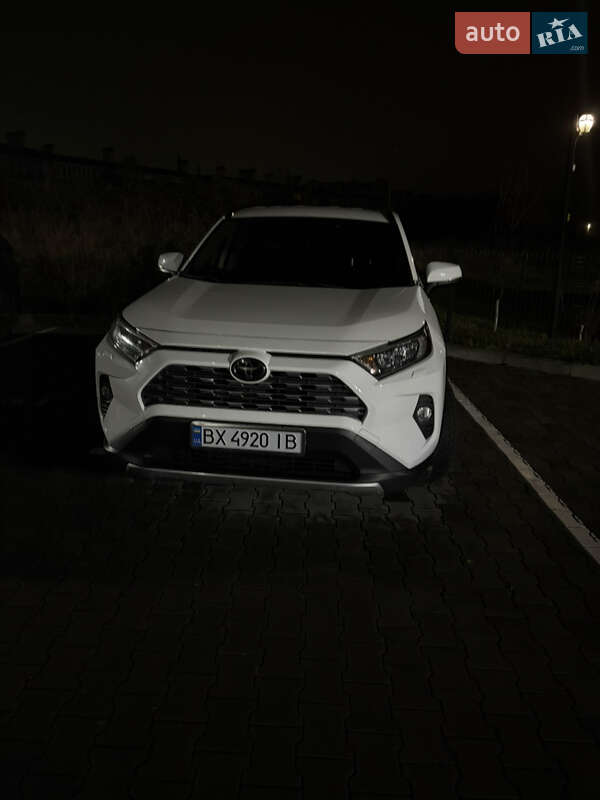 Внедорожник / Кроссовер Toyota RAV4 2020 в Хмельницком