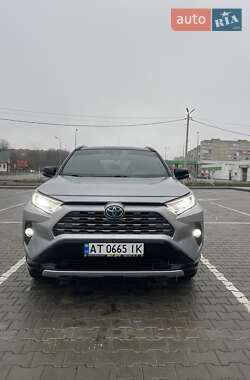 Позашляховик / Кросовер Toyota RAV4 2021 в Калуші