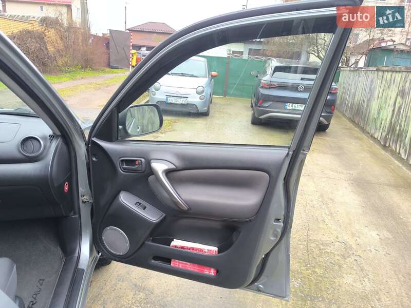 Внедорожник / Кроссовер Toyota RAV4 2003 в Киеве