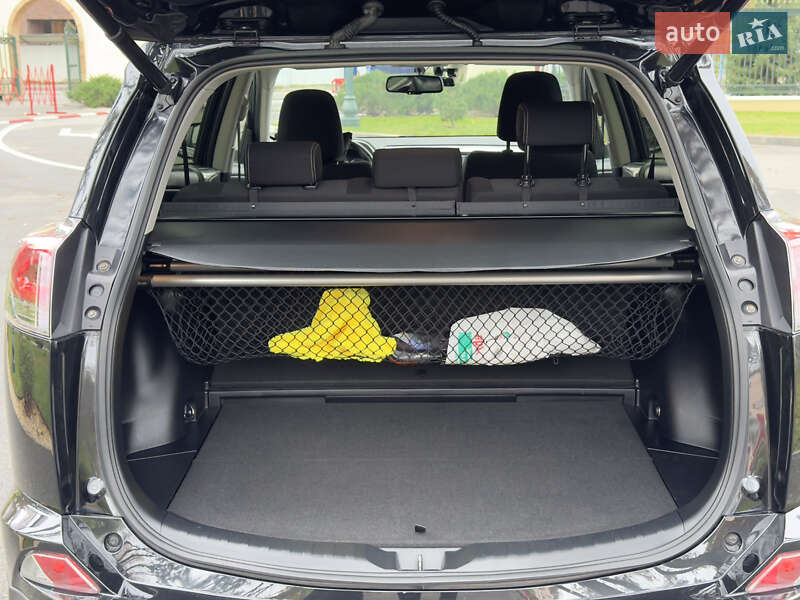 Внедорожник / Кроссовер Toyota RAV4 2017 в Харькове