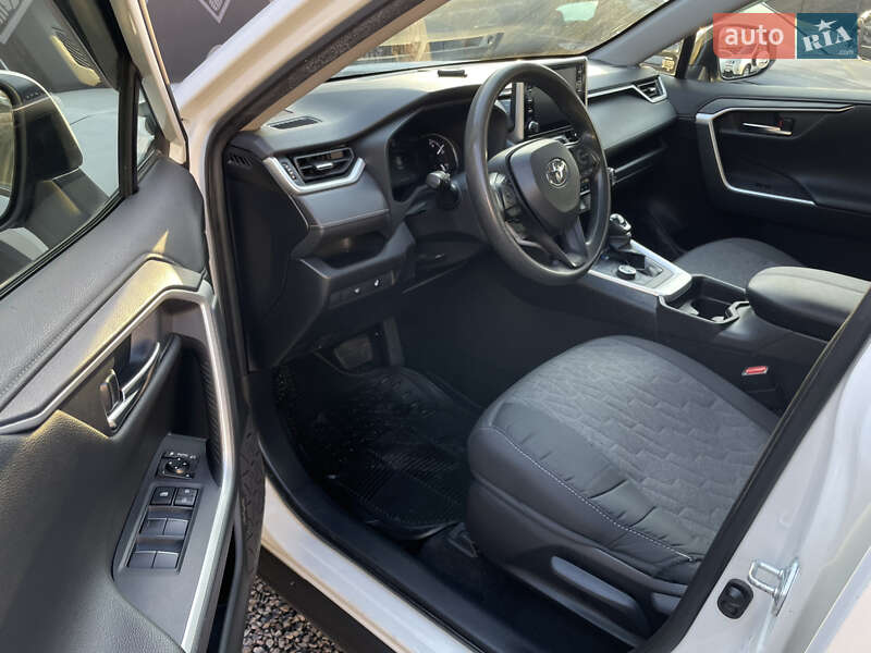 Внедорожник / Кроссовер Toyota RAV4 2019 в Киеве