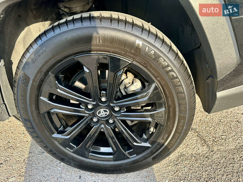 Позашляховик / Кросовер Toyota RAV4 2019 в Чернігові