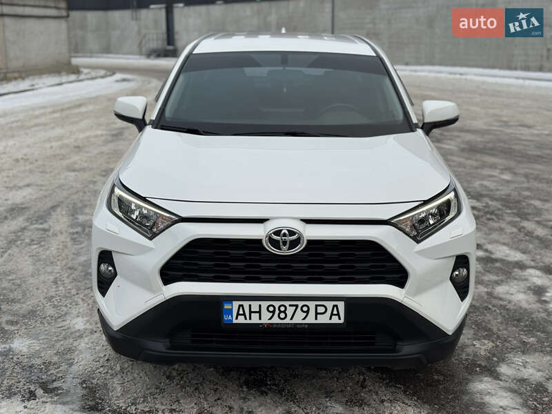 Внедорожник / Кроссовер Toyota RAV4 2019 в Киеве