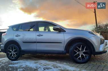 Внедорожник / Кроссовер Toyota RAV4 2017 в Стрые