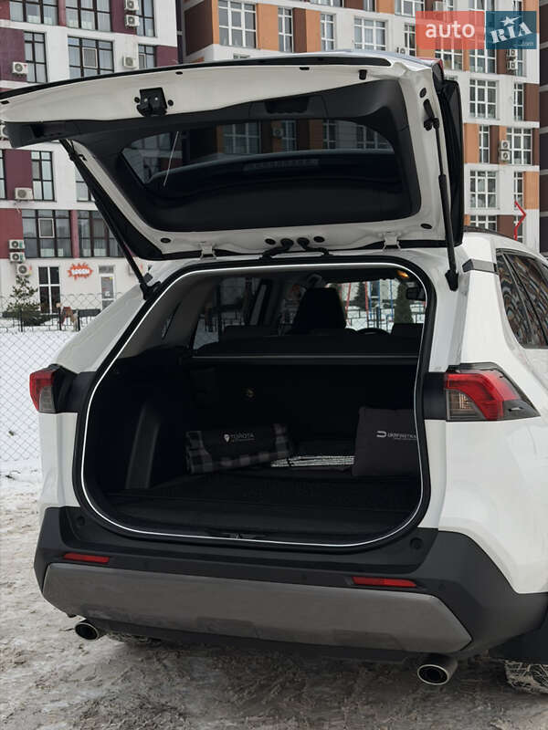 Позашляховик / Кросовер Toyota RAV4 2020 в Києві
