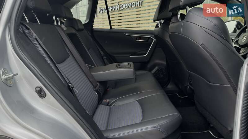 Внедорожник / Кроссовер Toyota RAV4 2024 в Чернигове