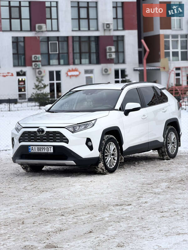 Внедорожник / Кроссовер Toyota RAV4 2020 в Киеве