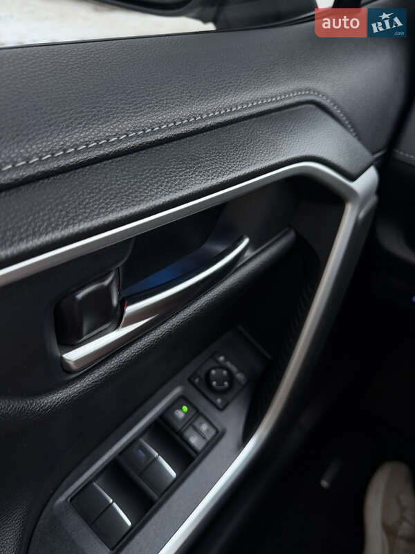 Внедорожник / Кроссовер Toyota RAV4 2020 в Киеве