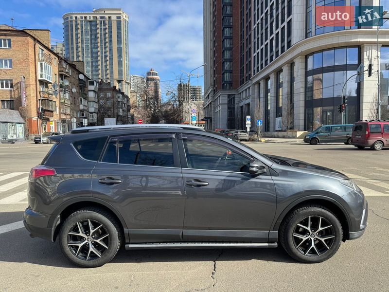 Внедорожник / Кроссовер Toyota RAV4 2016 в Киеве