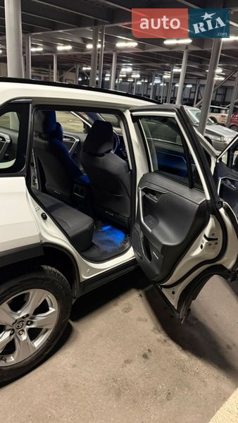 Внедорожник / Кроссовер Toyota RAV4 2019 в Киеве