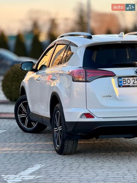 Внедорожник / Кроссовер Toyota RAV4 2018 в Львове