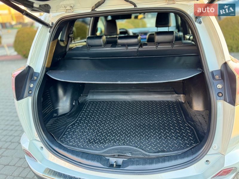 Внедорожник / Кроссовер Toyota RAV4 2018 в Львове