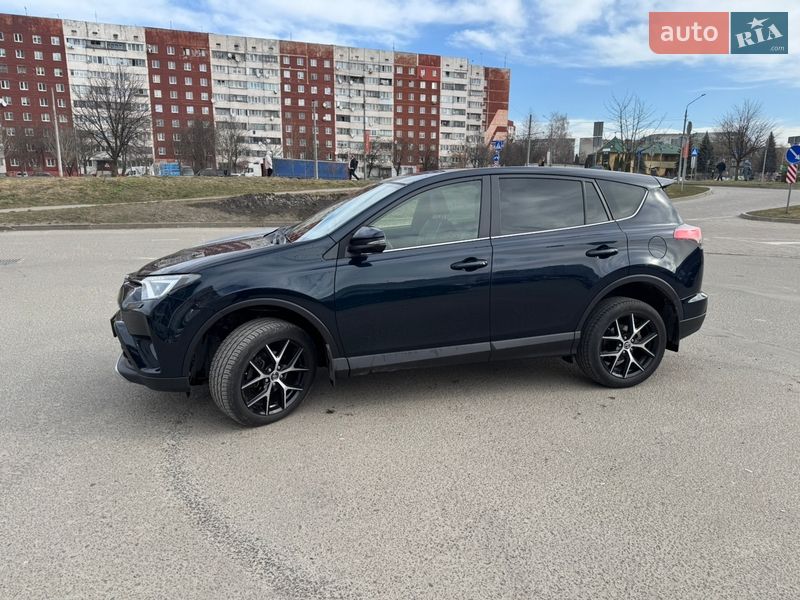 Внедорожник / Кроссовер Toyota RAV4 2017 в Львове