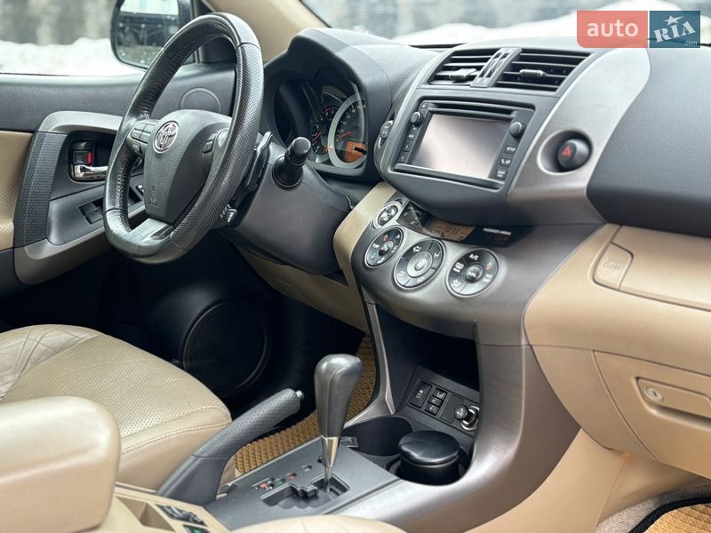 Позашляховик / Кросовер Toyota RAV4 2011 в Тернополі