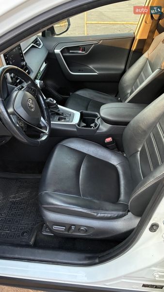 Внедорожник / Кроссовер Toyota RAV4 2020 в Львове