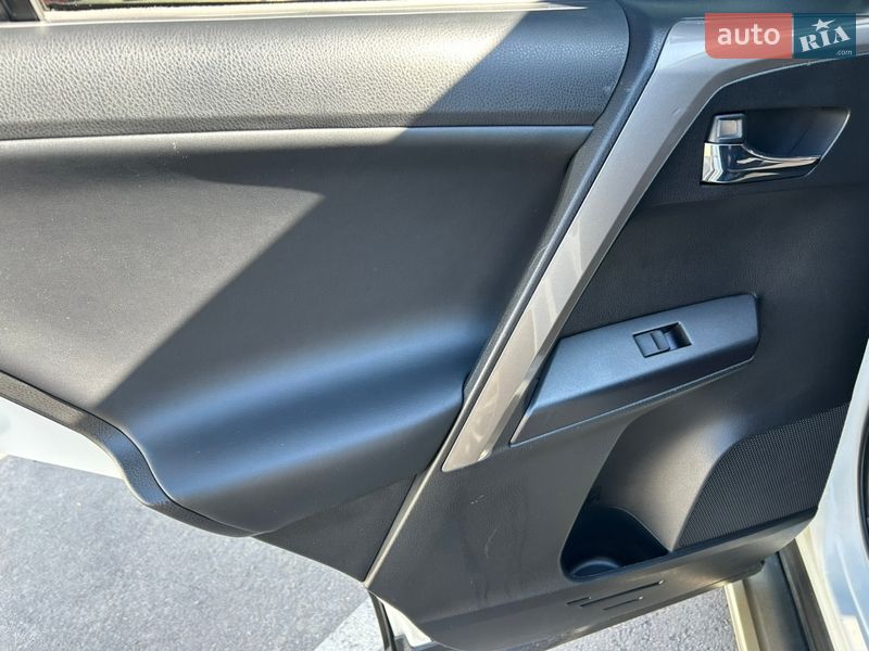 Внедорожник / Кроссовер Toyota RAV4 2016 в Киеве