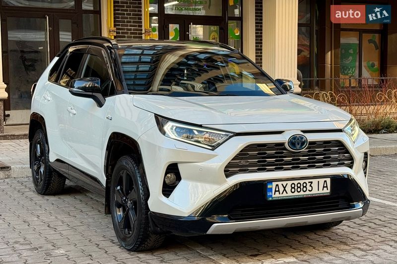 Внедорожник / Кроссовер Toyota RAV4 2020 в Киеве