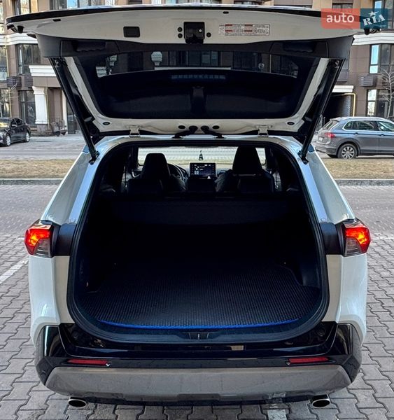 Внедорожник / Кроссовер Toyota RAV4 2020 в Киеве