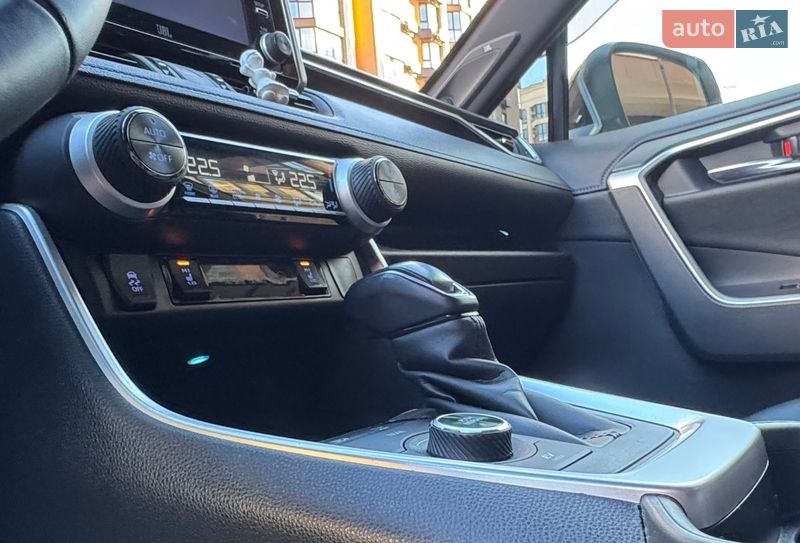 Внедорожник / Кроссовер Toyota RAV4 2020 в Киеве
