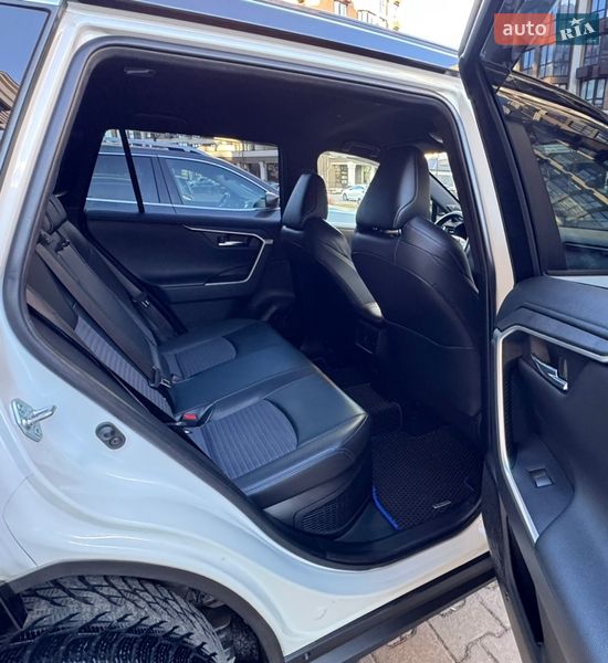 Внедорожник / Кроссовер Toyota RAV4 2020 в Киеве